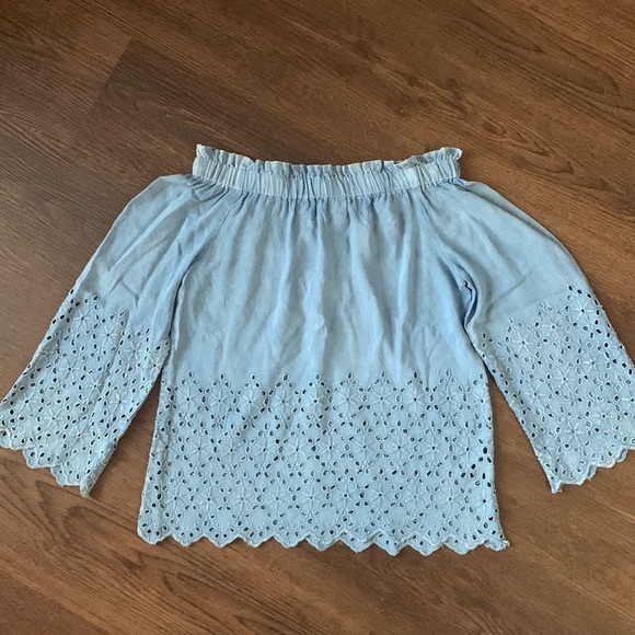 Style Envy Tops - Style Envy Off shoulder Chambray shirt size small